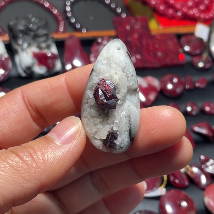 天然辰砂黑晶体聚宝盆