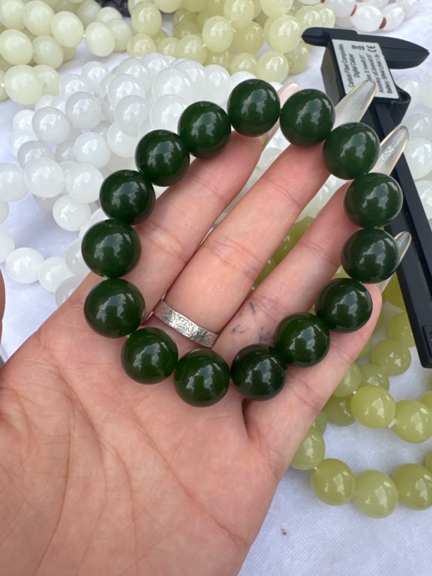 高端大气菠菜绿手串 卡14