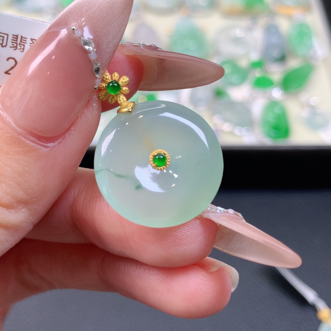 翡翠18K金镶嵌颈饰