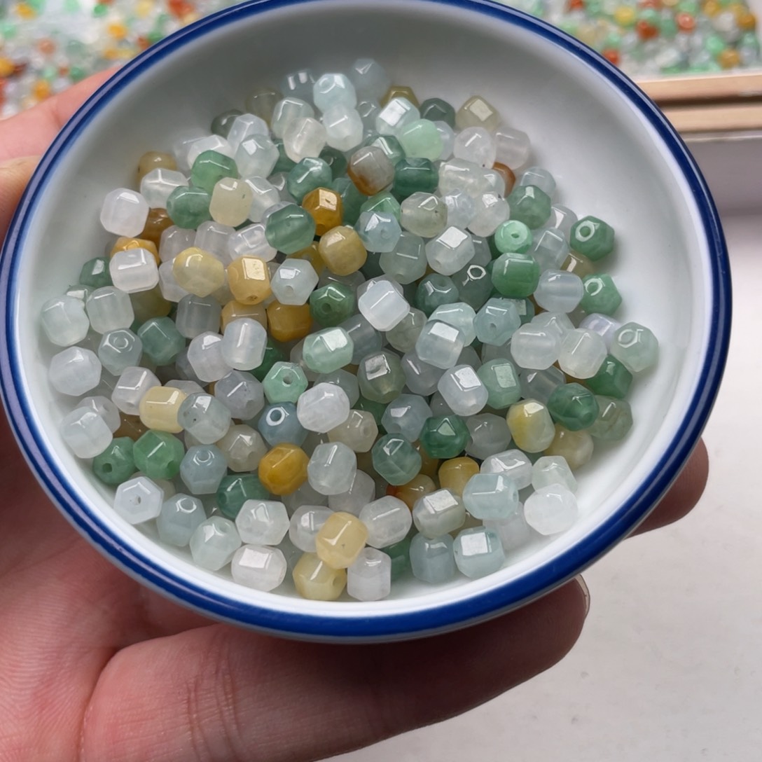 颈饰未镶嵌翡翠3.8元一颗