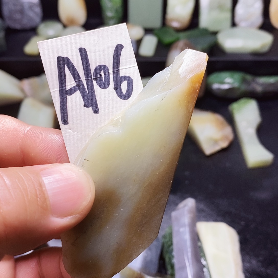 小***氓和田玉（糖玉）未镶嵌珠宝半成品