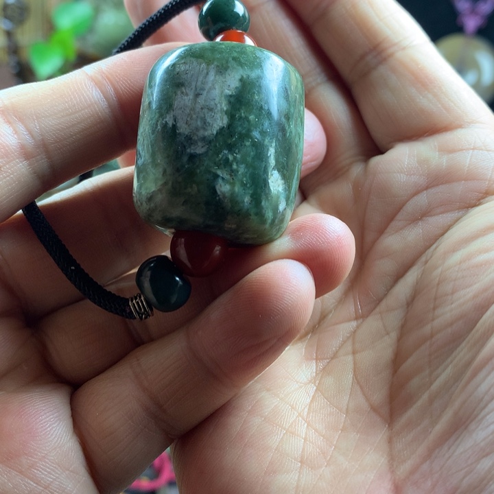 岫岩河磨玉（透闪石质玉）吊坠未镶嵌好**断