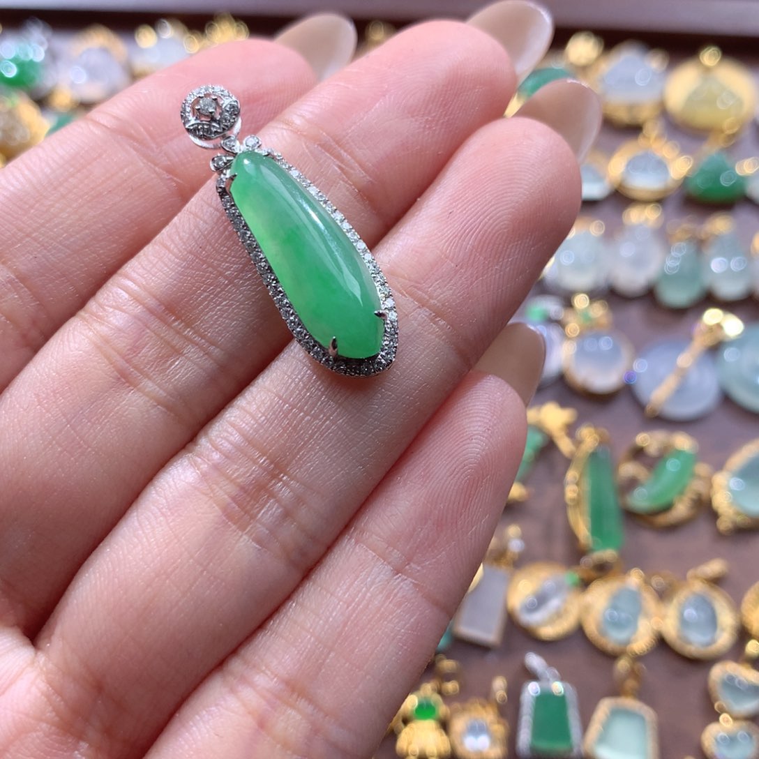 翡翠18K金镶嵌挂件F***N翡翠