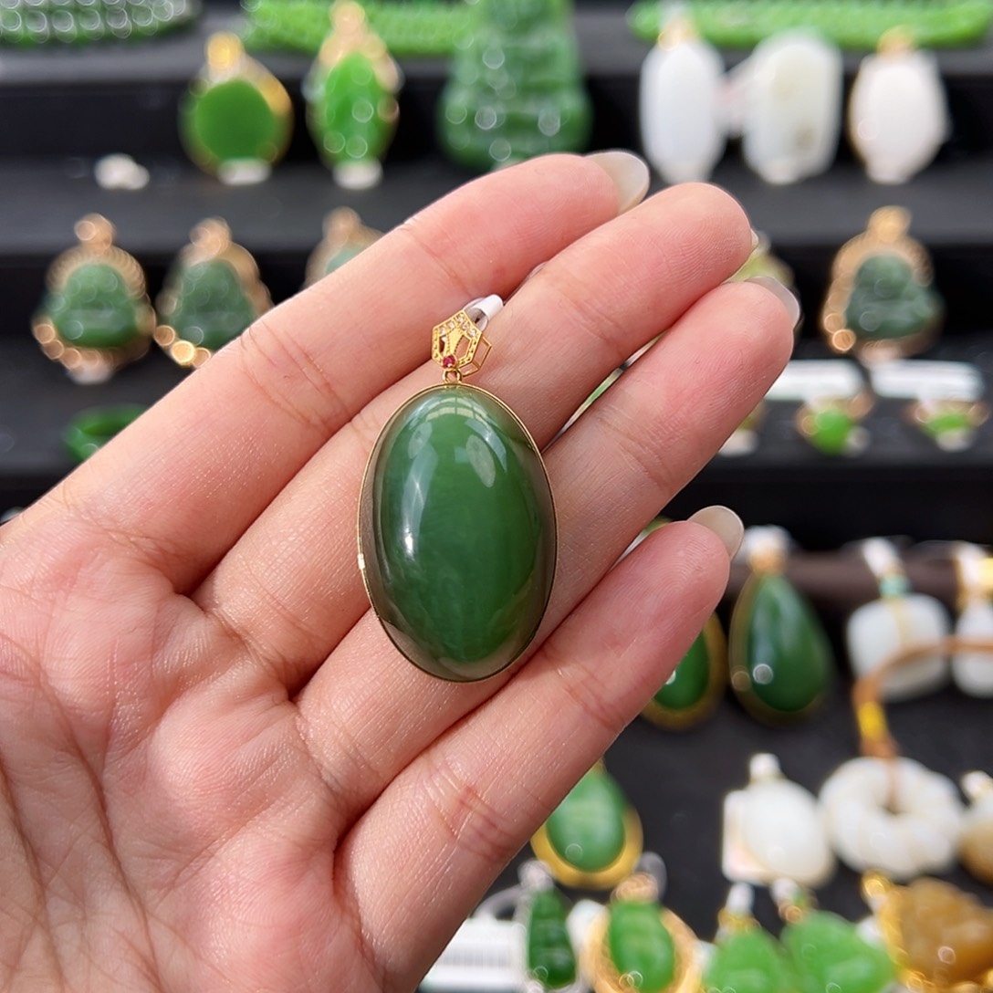 和田玉（碧玉）18K金镶嵌吊坠(不含链)猫眼鸽子蛋29mm