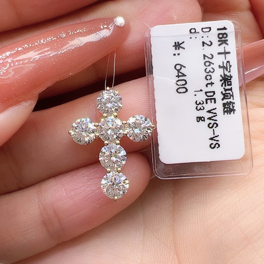 实验室培育钻石18K金镶嵌吊坠2.263ct K黄十字架吊坠