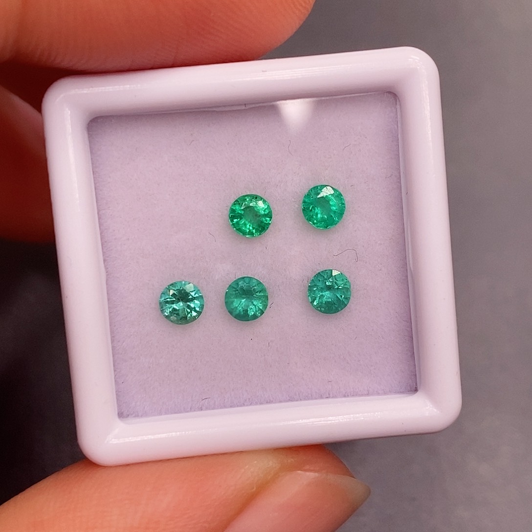 裸石祖母绿120一粒，仅供展示，挑好上定向