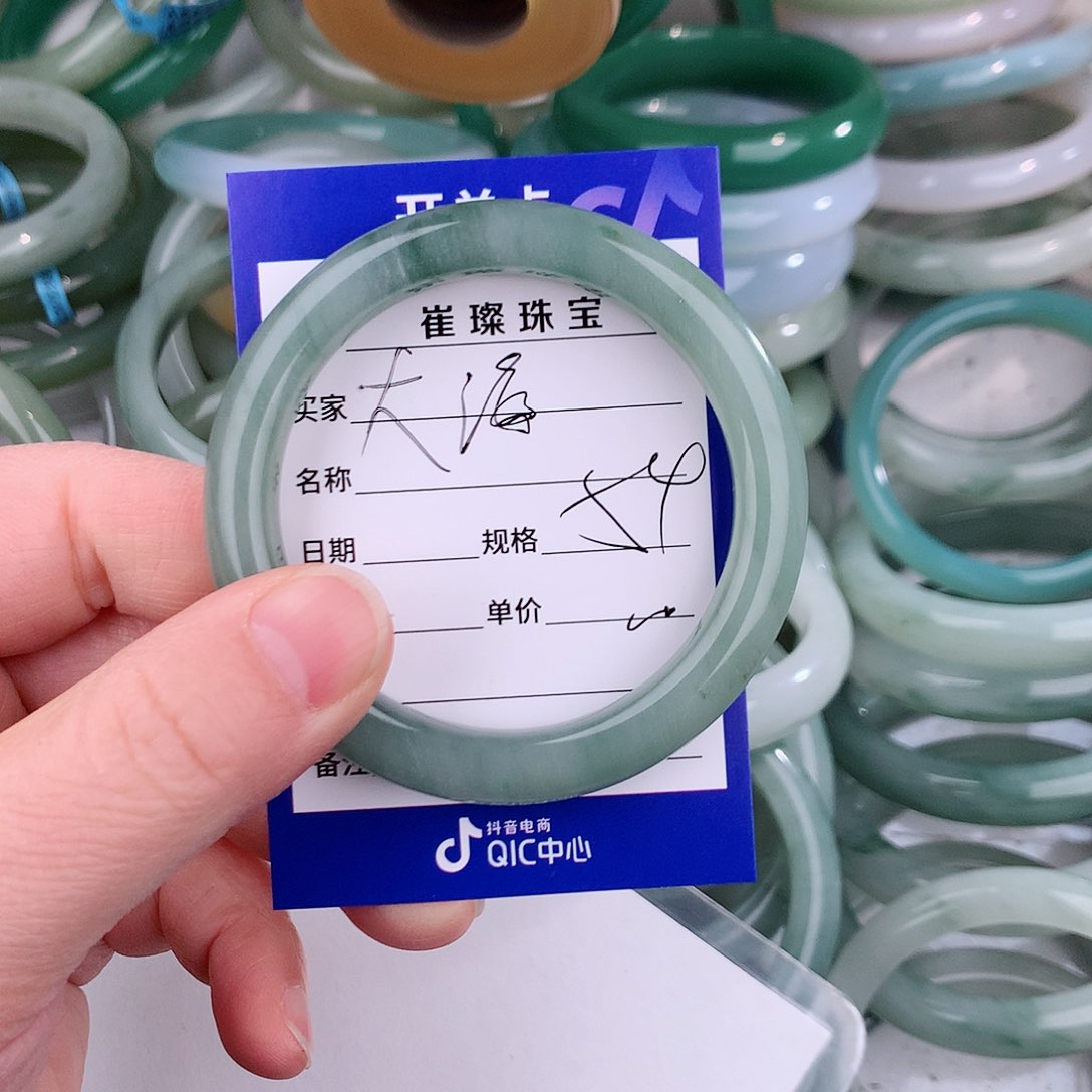 未镶嵌手镯石英质玉（金丝玉）大***?