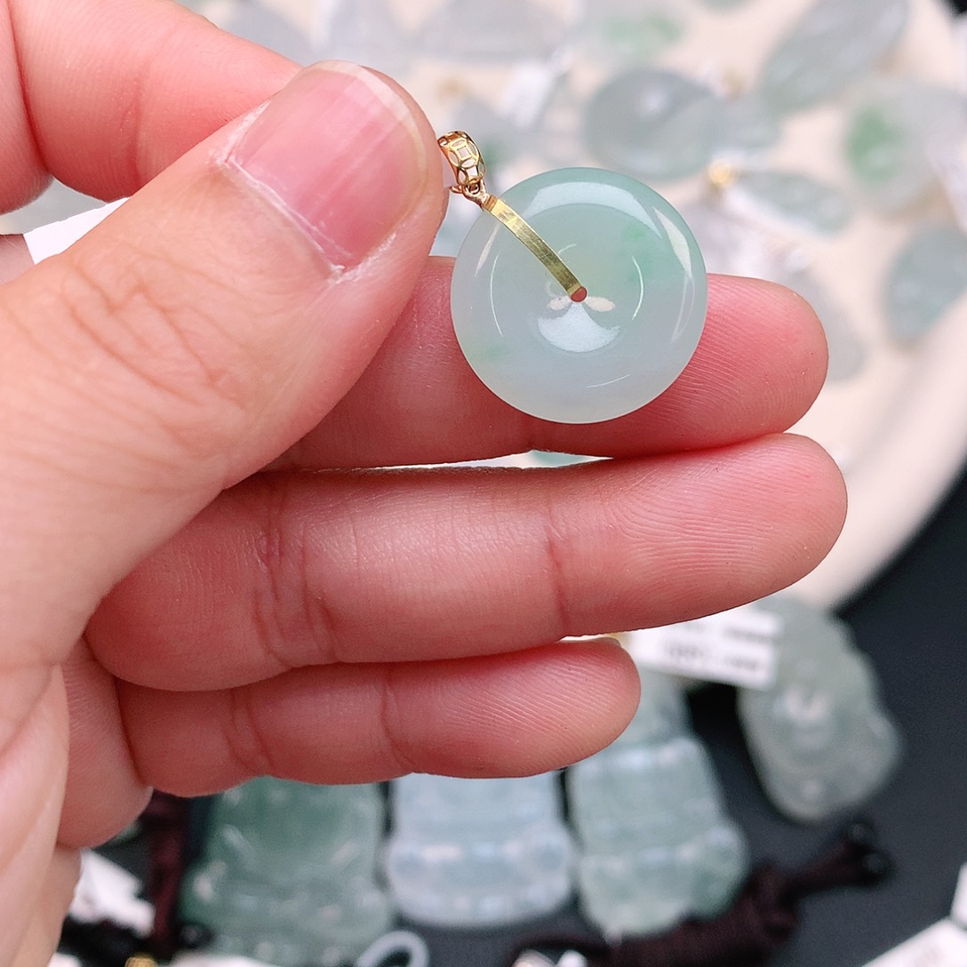 翡翠颈饰18K金镶嵌飘绿扣子