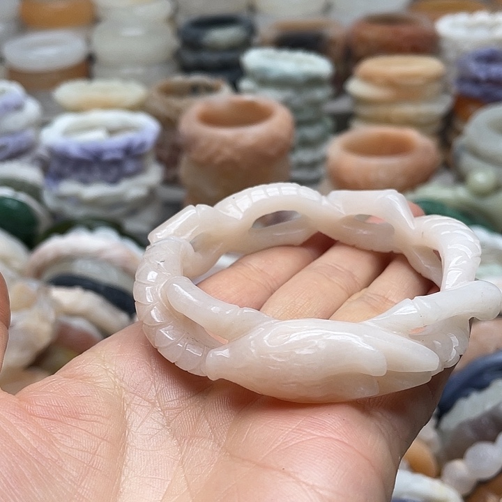 未镶嵌手镯石英岩玉