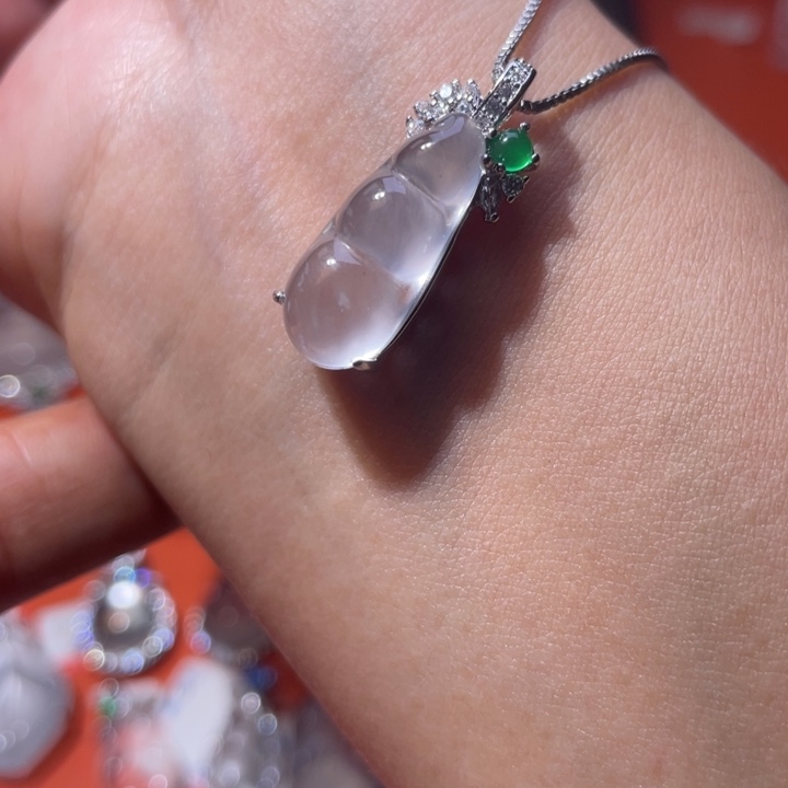 石英质玉合金颈饰