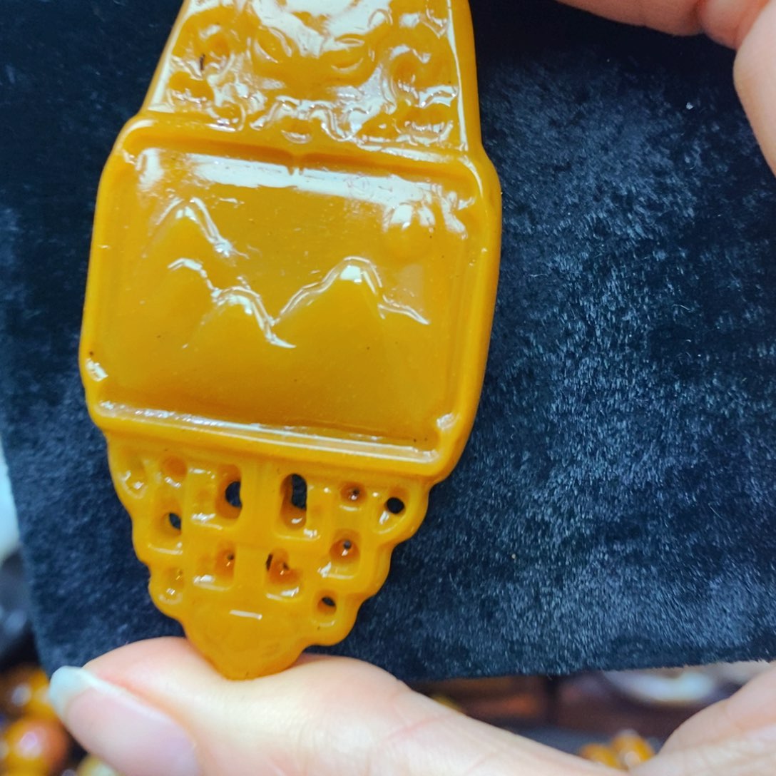 未镶嵌石英质玉（黄龙玉）颈饰