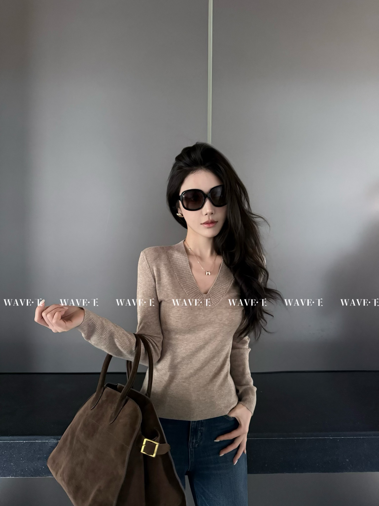 【WAVE·王】燕麦拿铁丝光羊毛V领打底/时尚修身型毛针织衫