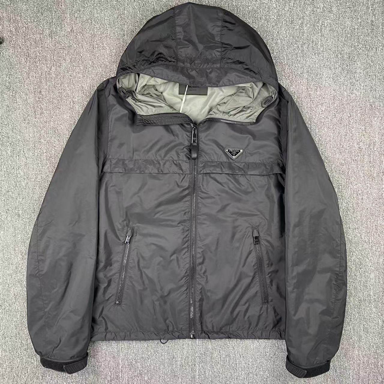 99新 Prada/普拉达 2511173/48码/金属三角徽标连帽外套