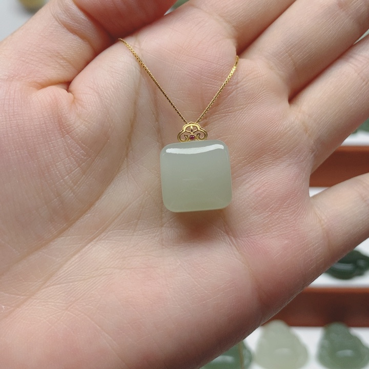 和田玉18K金镶嵌颈饰