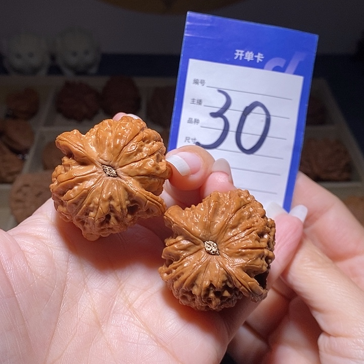 文玩核桃把件血麒麟41左右