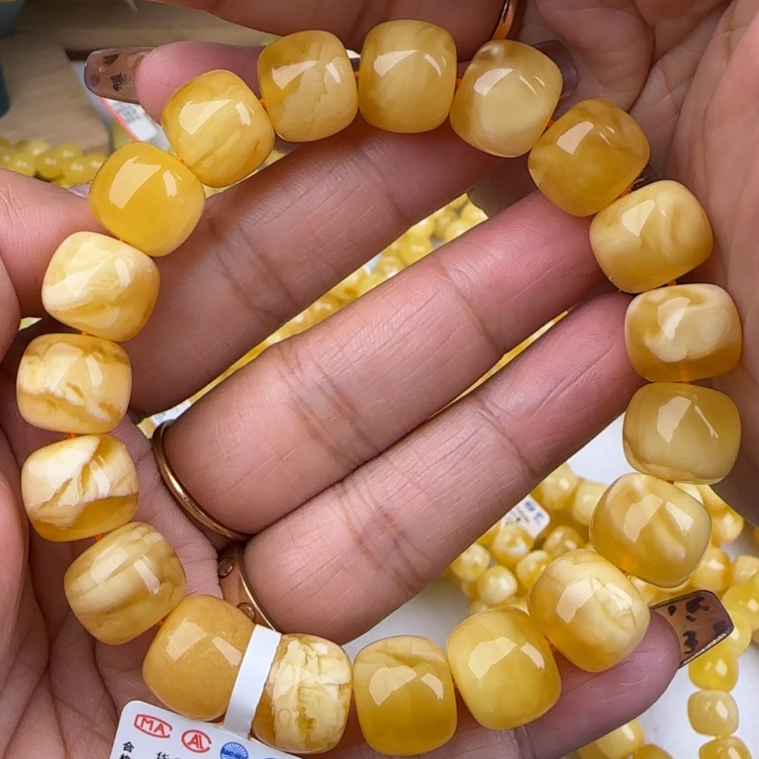 蜜蜡手链未镶嵌鸡油黄妖花老型手串