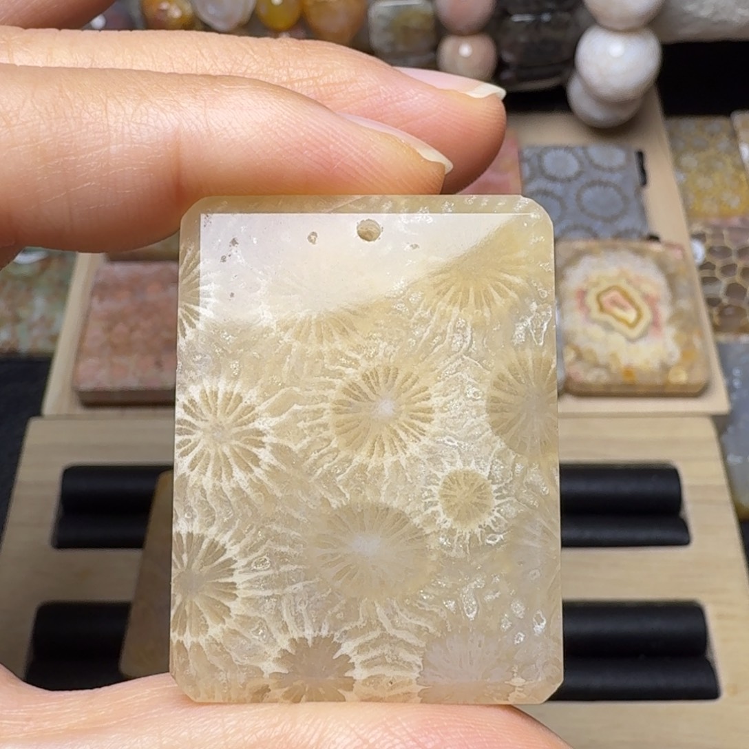 硅化玉未镶嵌爆闪糖花，有晶骼