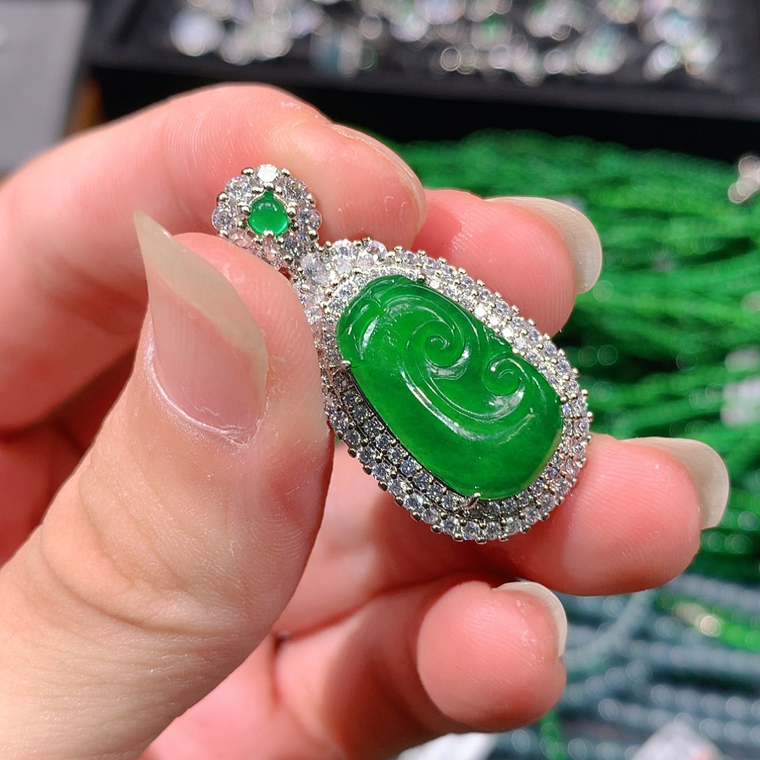 翡翠吊坠(赠链)未镶嵌天然