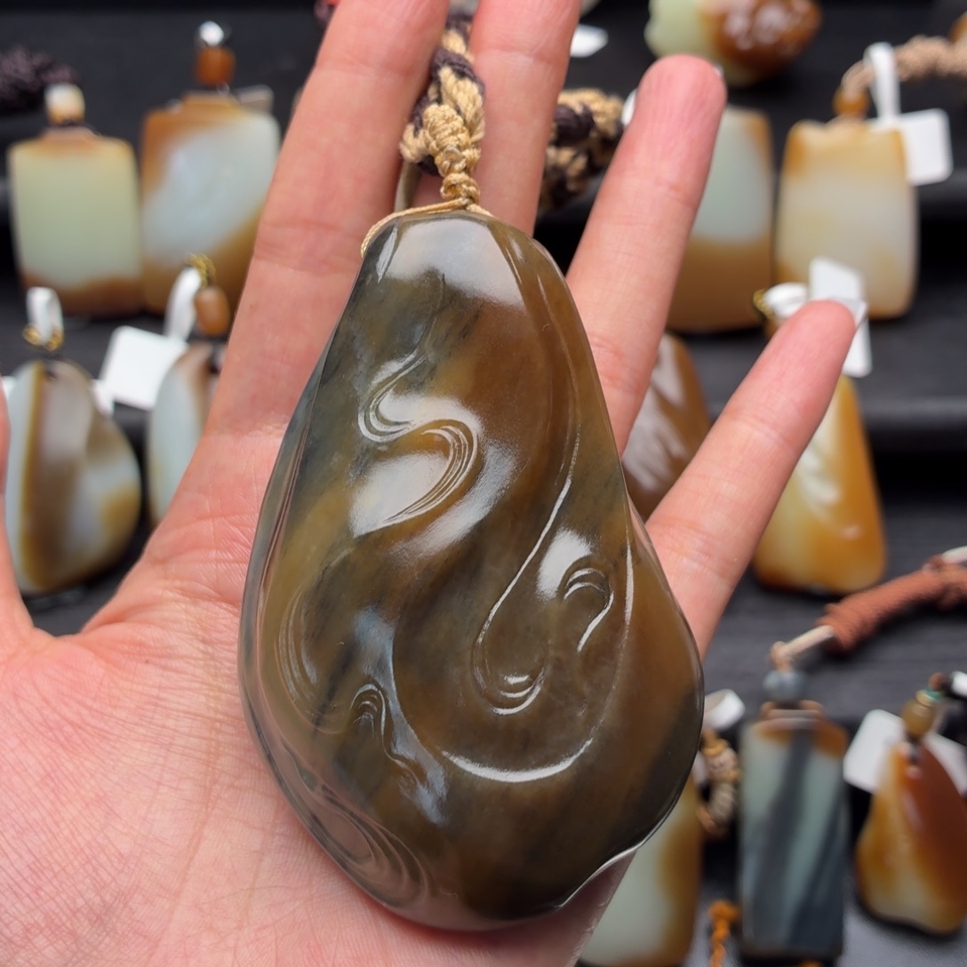 B***当和田玉未镶嵌颈饰