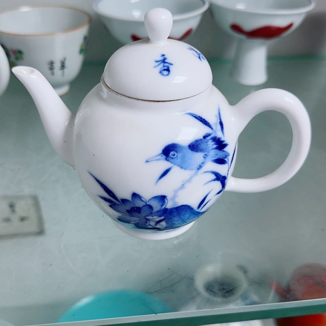 老***农摆件瓷器的工艺技术水平较