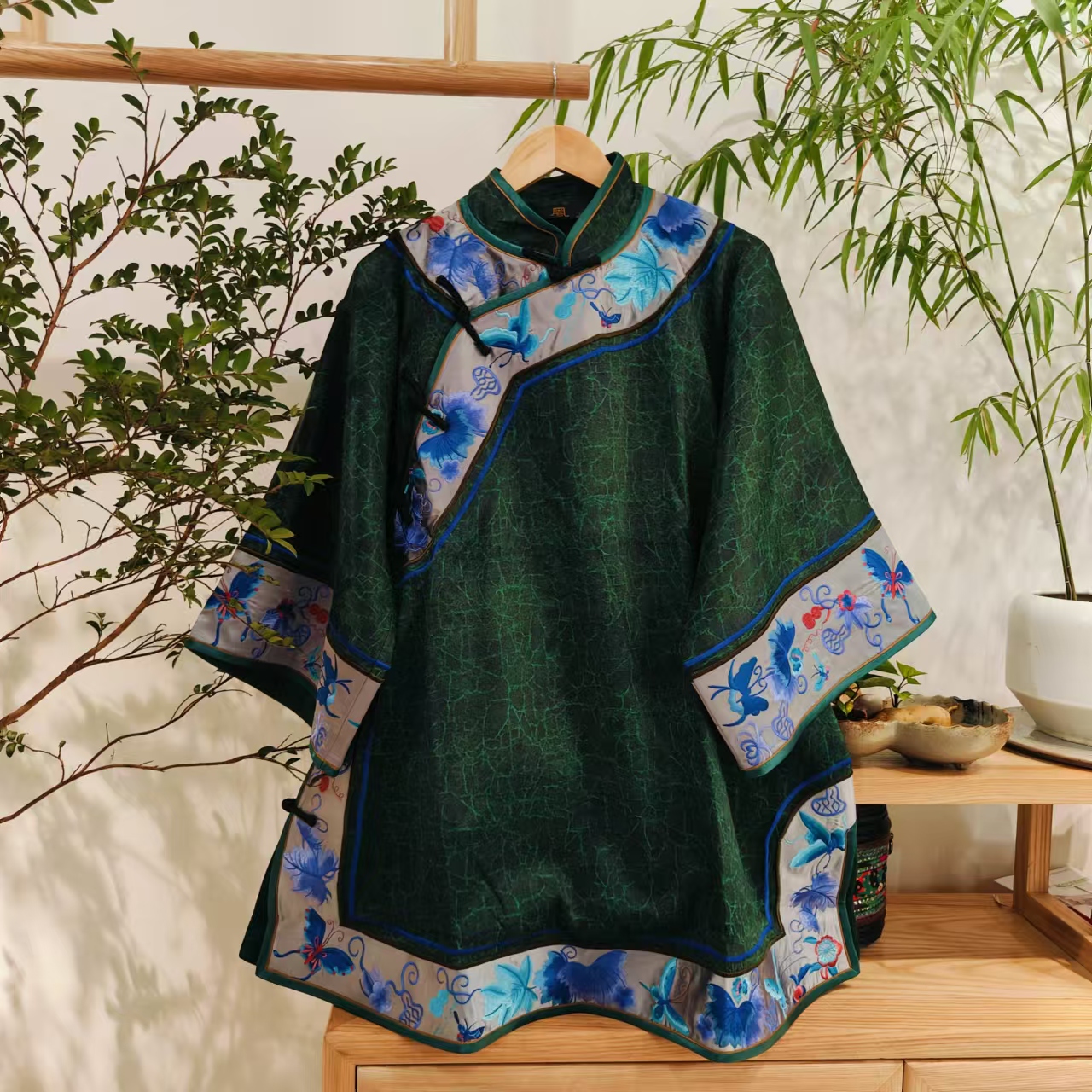 （HY101075-2）凤徕兮私人定制绿色香香底蓝蝴蝶刺绣包边斜襟太太服