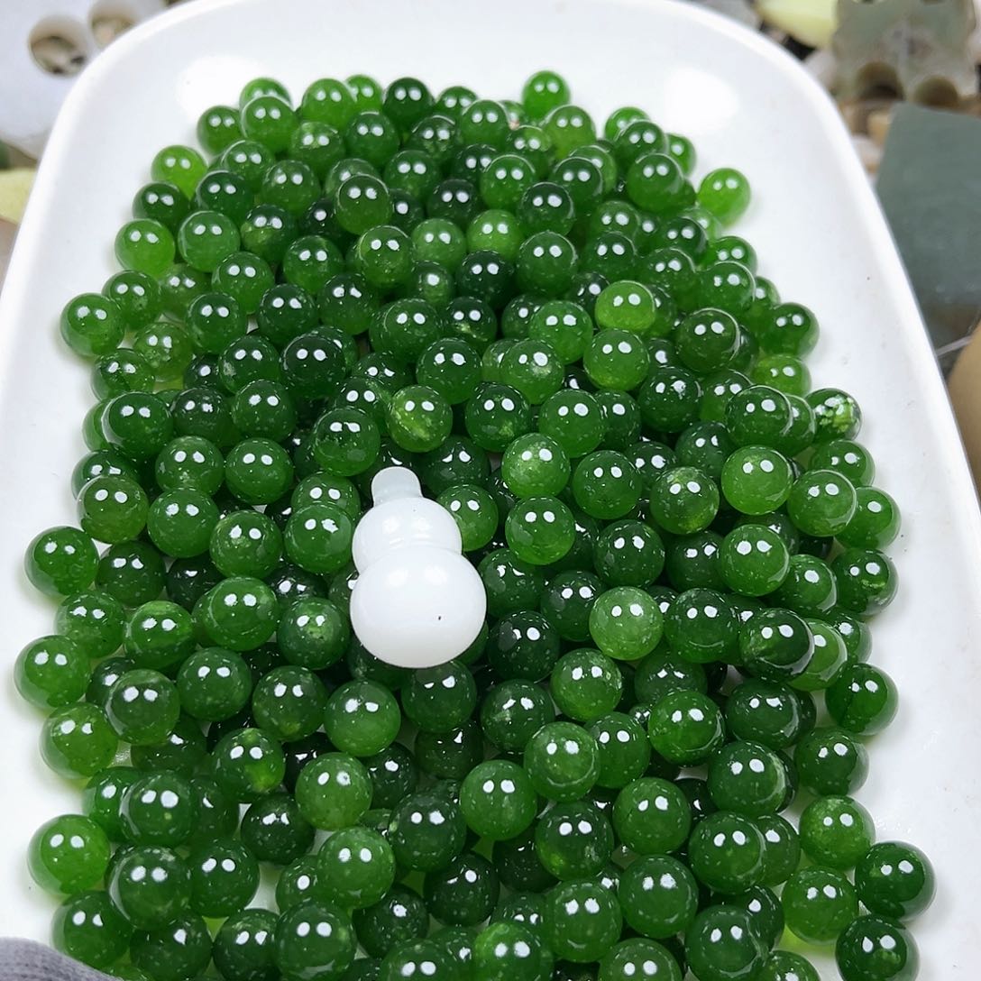 颈饰未镶嵌石英岩玉