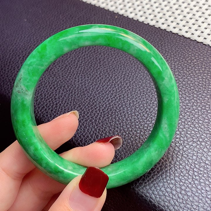 翡翠手镯未镶嵌翡翠