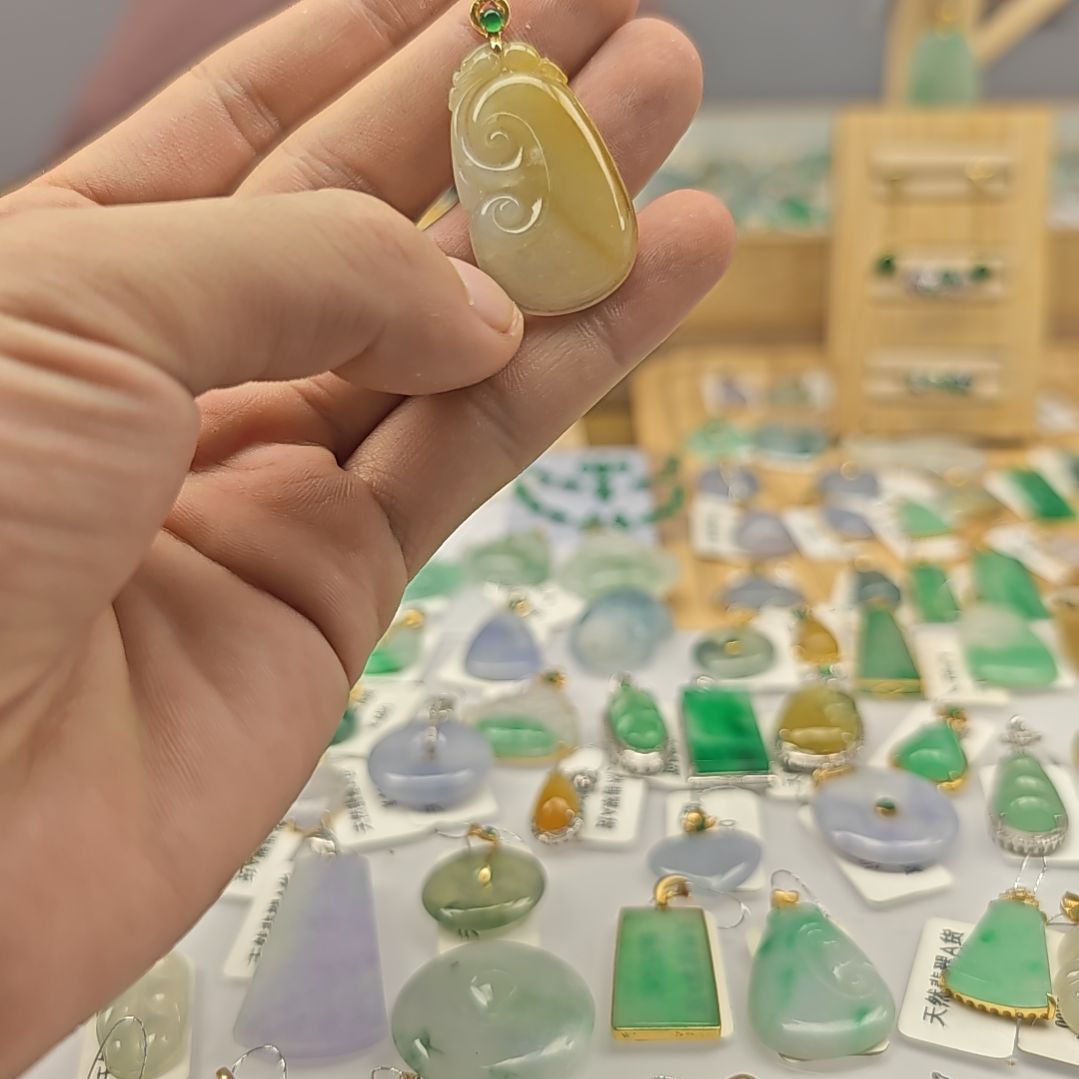 翡翠18K金镶嵌颈饰