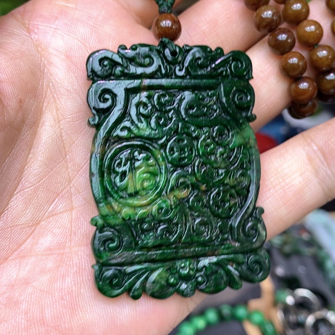 翡翠颈饰未镶嵌漂亮美眉是