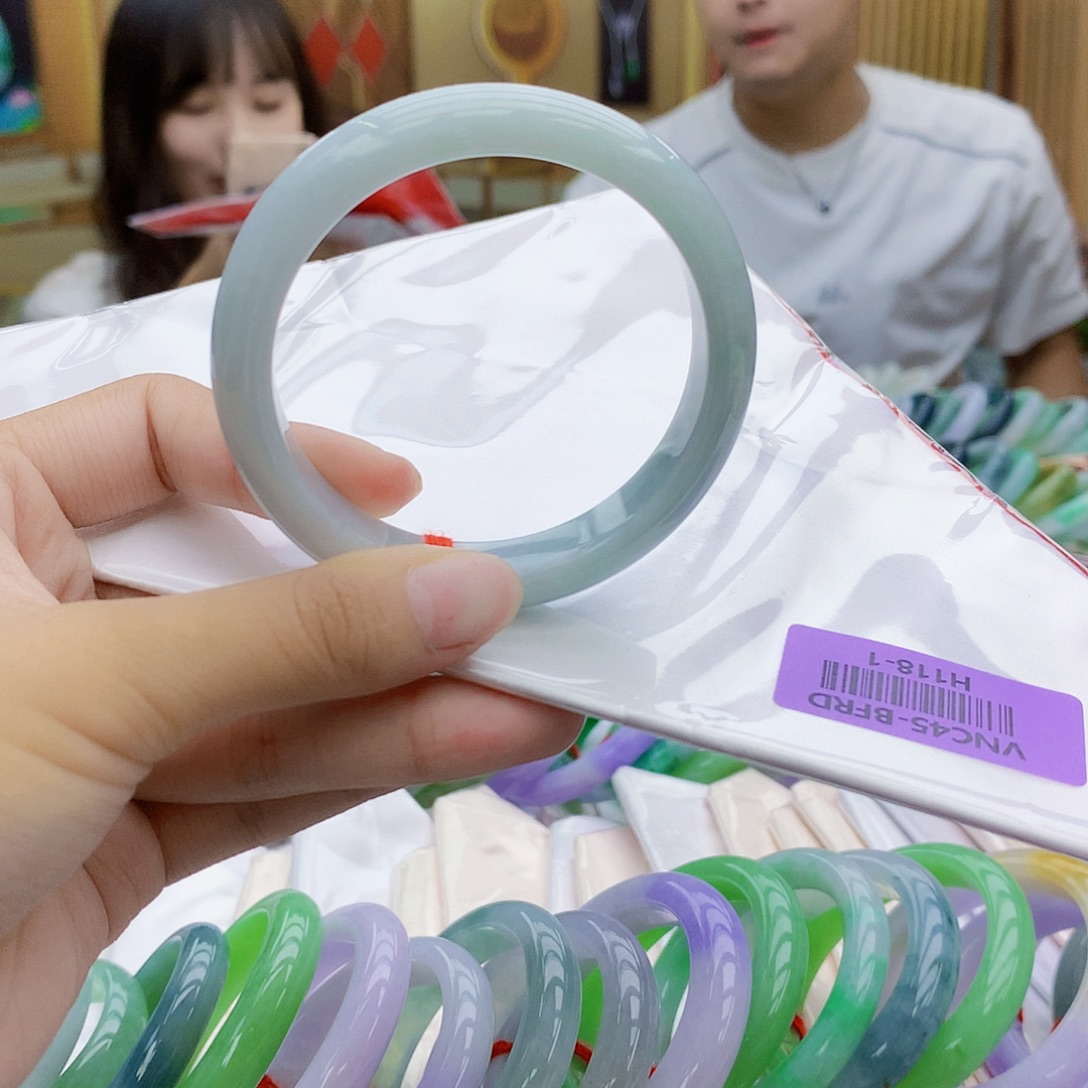 随***的未镶嵌手镯翡翠bbb