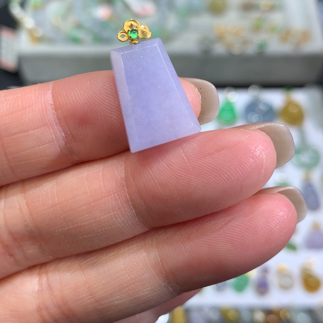 翡翠颈饰18K金镶嵌翡翠吊坠的未镶嵌