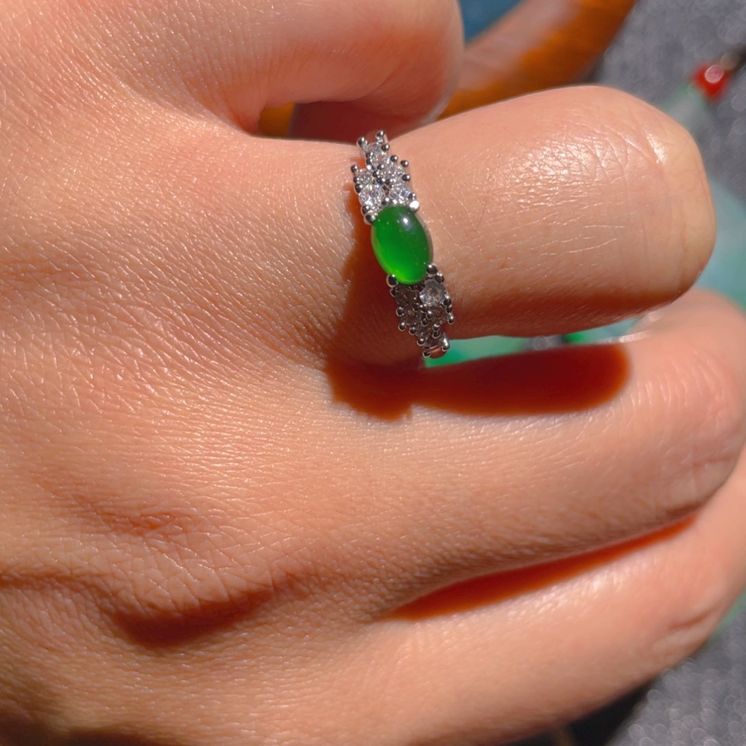 翡翠戒指未镶嵌接着活口