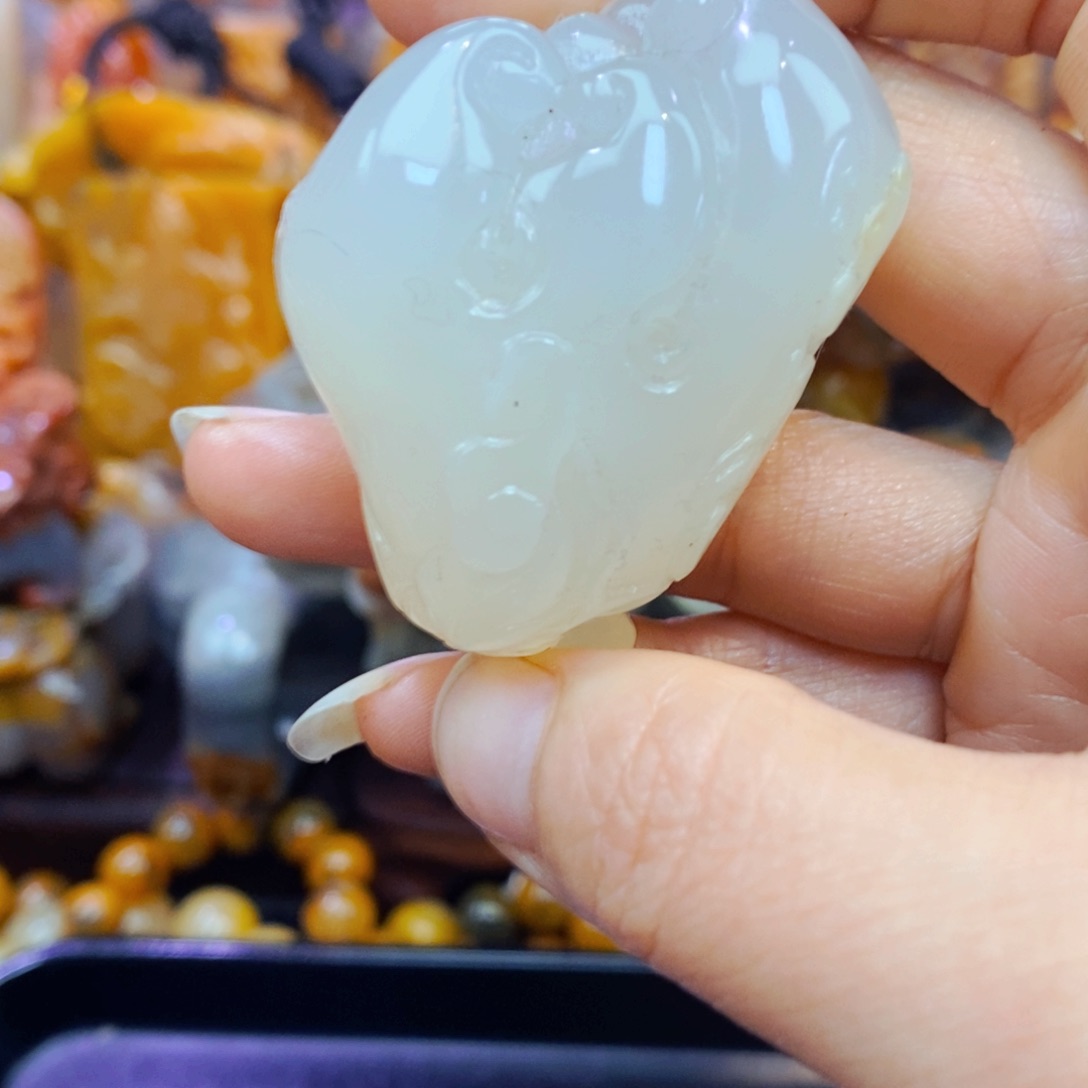 未镶嵌石英质玉（黄龙玉）颈饰