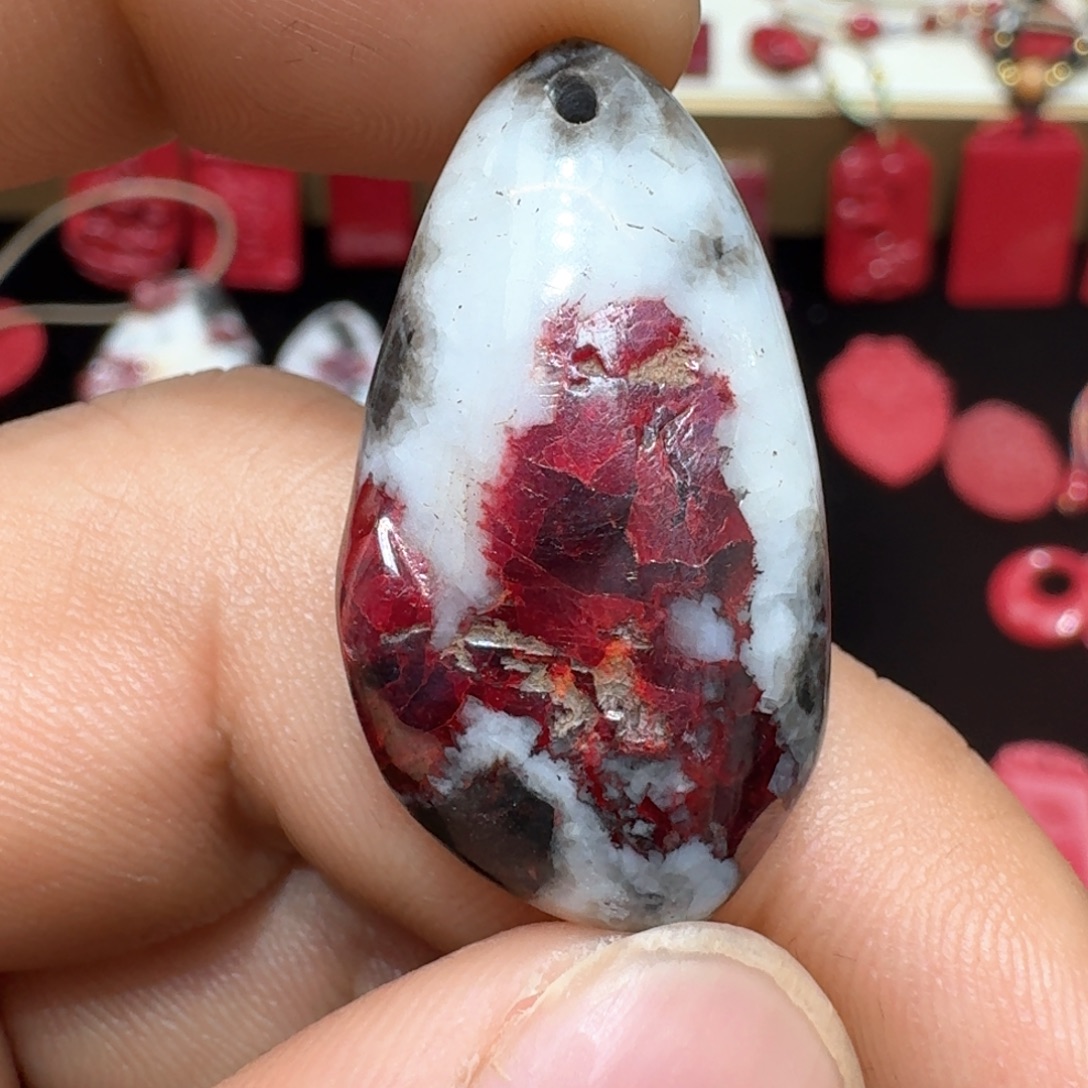 天然辰砂天然朱砂原石吊坠