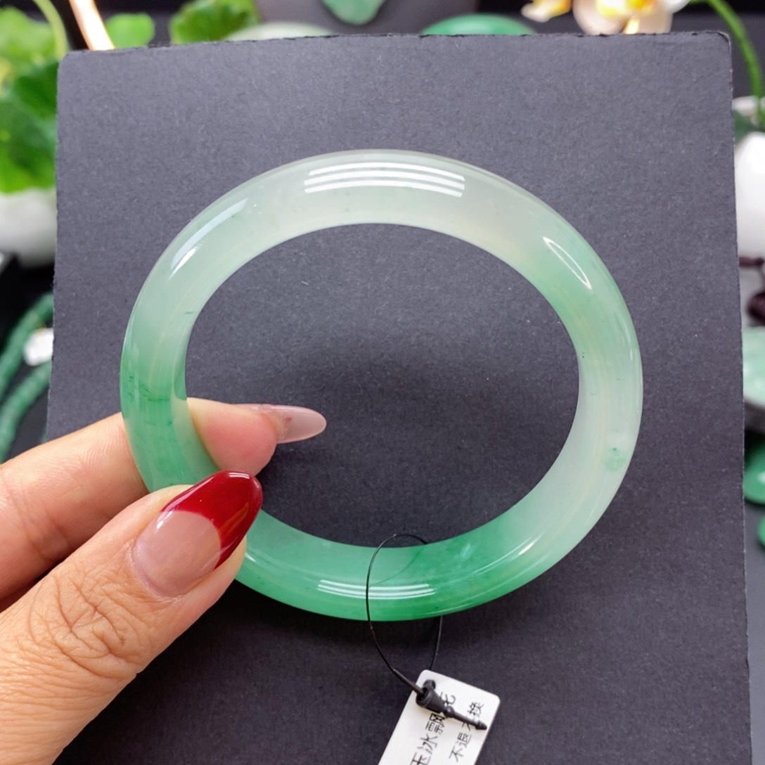 石英质玉手镯未镶嵌牛