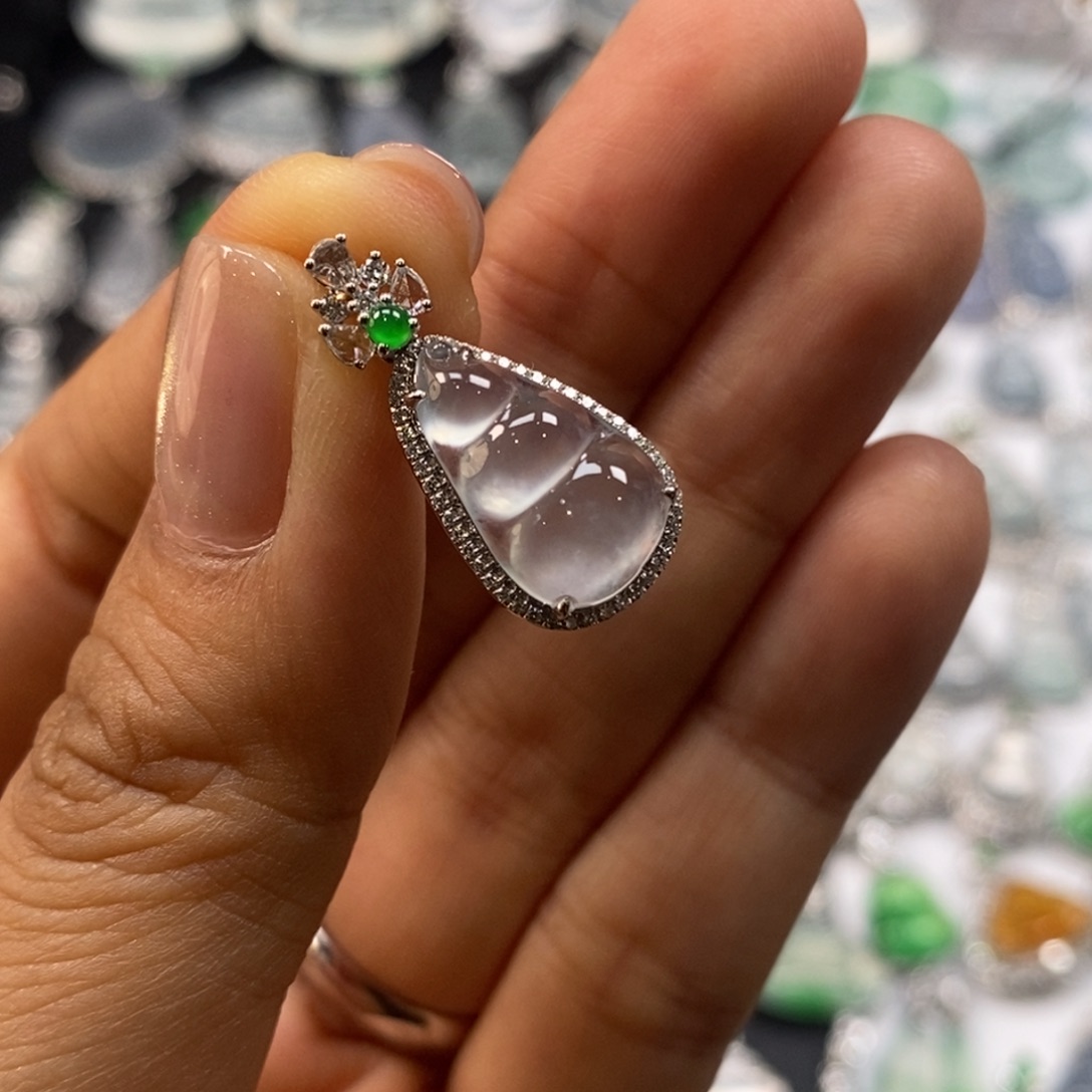 翡翠18K金镶嵌颈饰