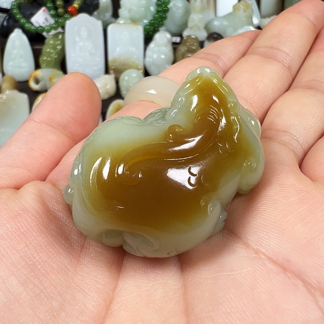 爱***世和田玉未镶嵌颈饰