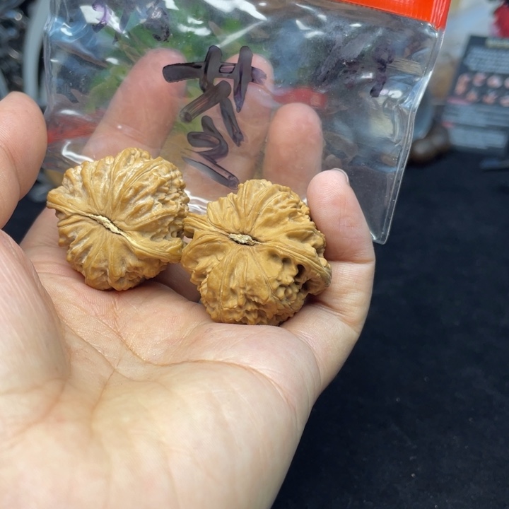 文玩核桃把件苓白狮子