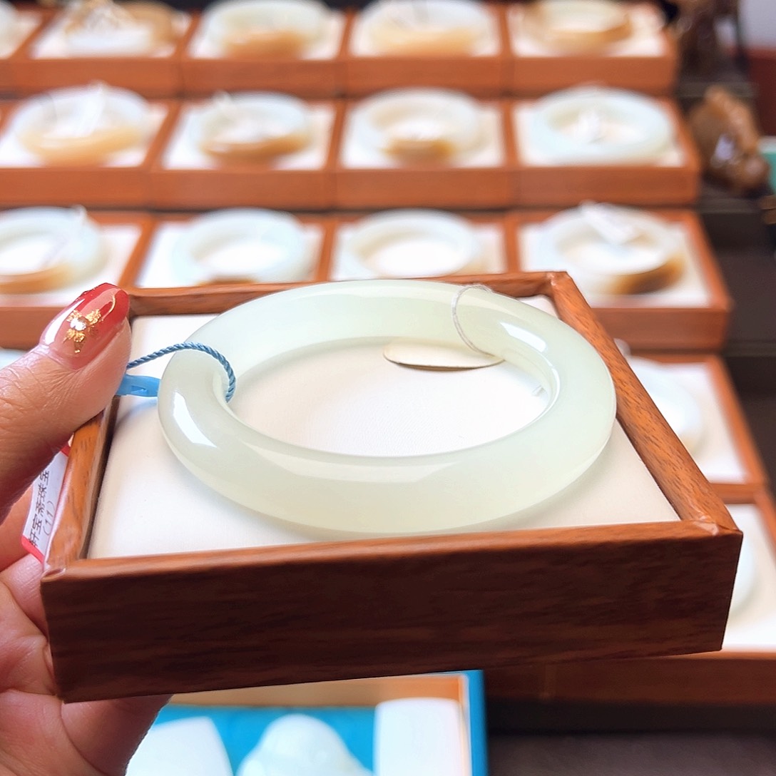 和田玉手镯未镶嵌我****。56