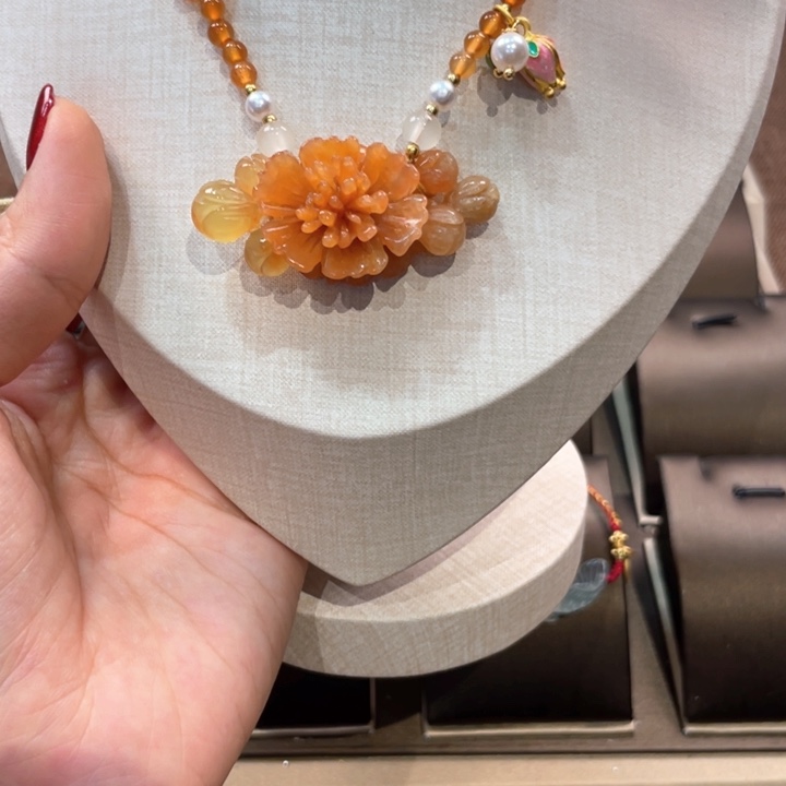 蛇纹石玉颈饰未镶嵌