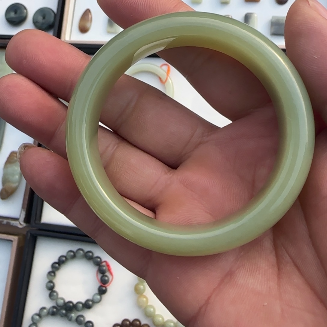 和田玉未镶嵌手镯