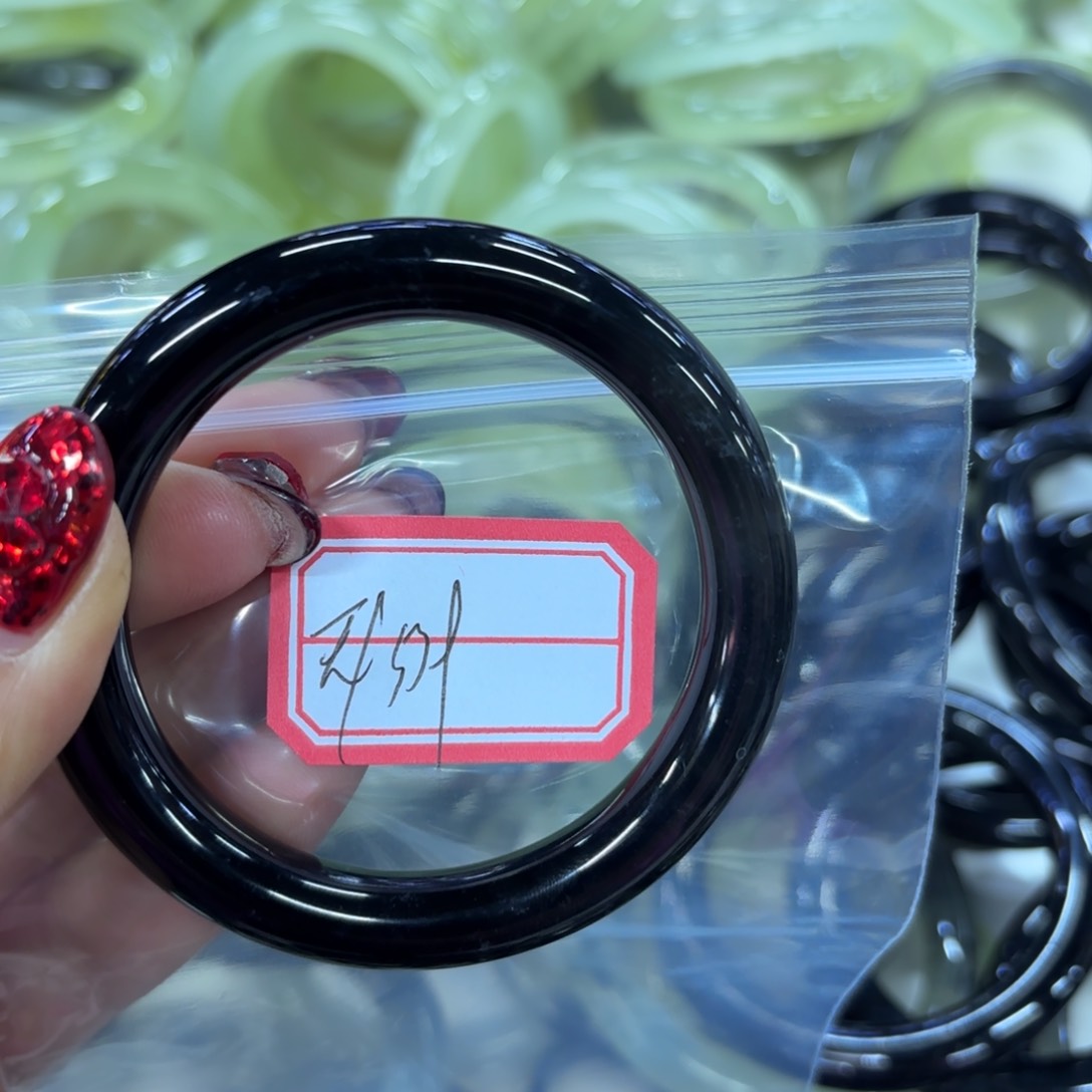 蛇纹石玉手镯未镶嵌无**人