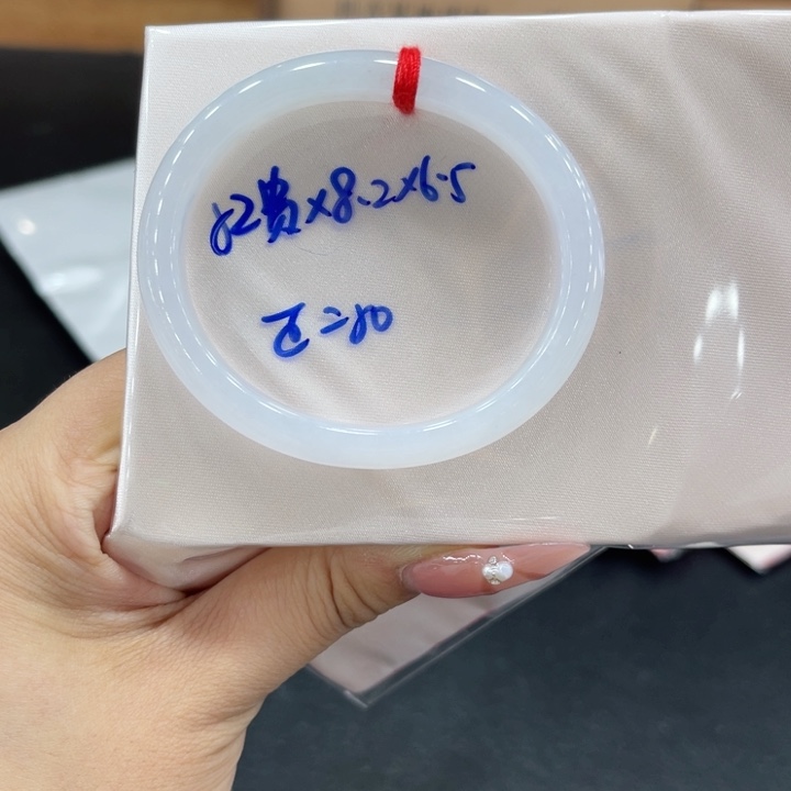 翡翠手镯未镶嵌翡翠