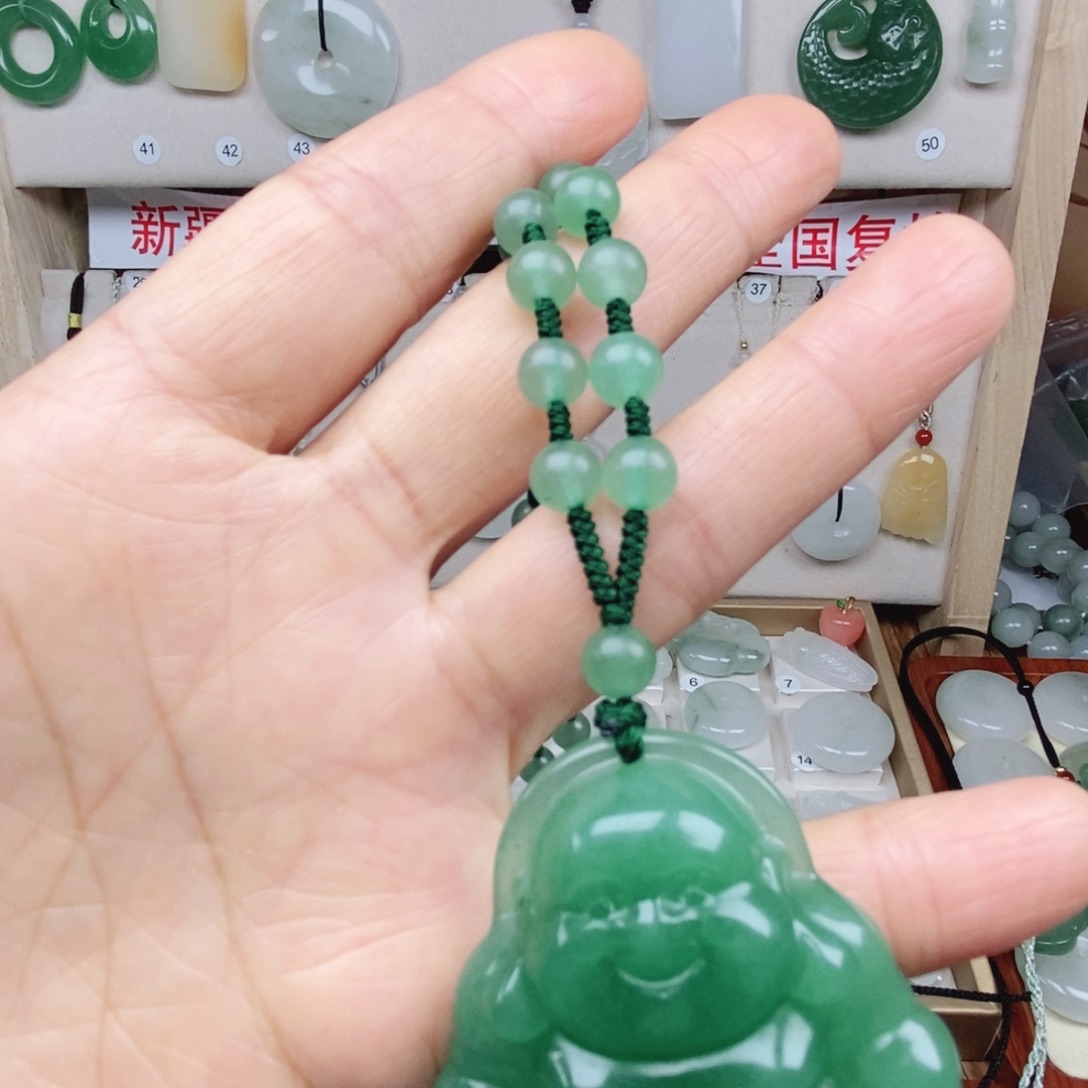 石英质玉（非洲翠）未镶嵌颈饰