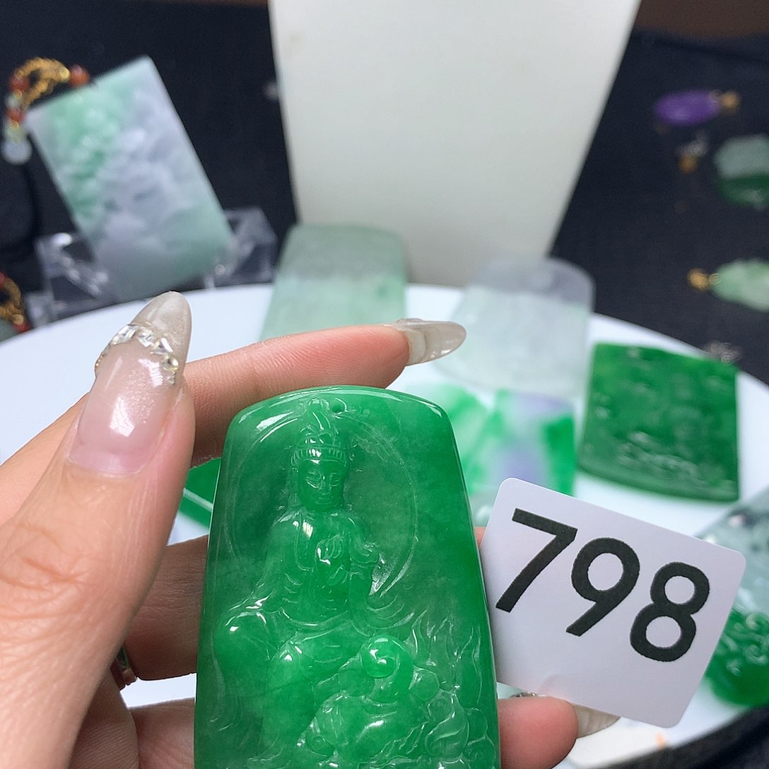 翡翠吊坠(赠链)未镶嵌