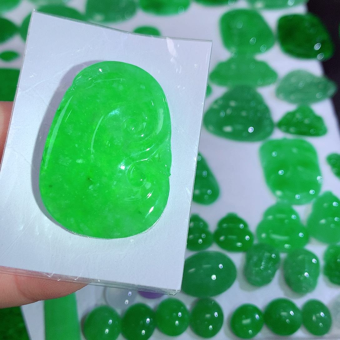 翡翠颈饰未镶嵌天然翡翠