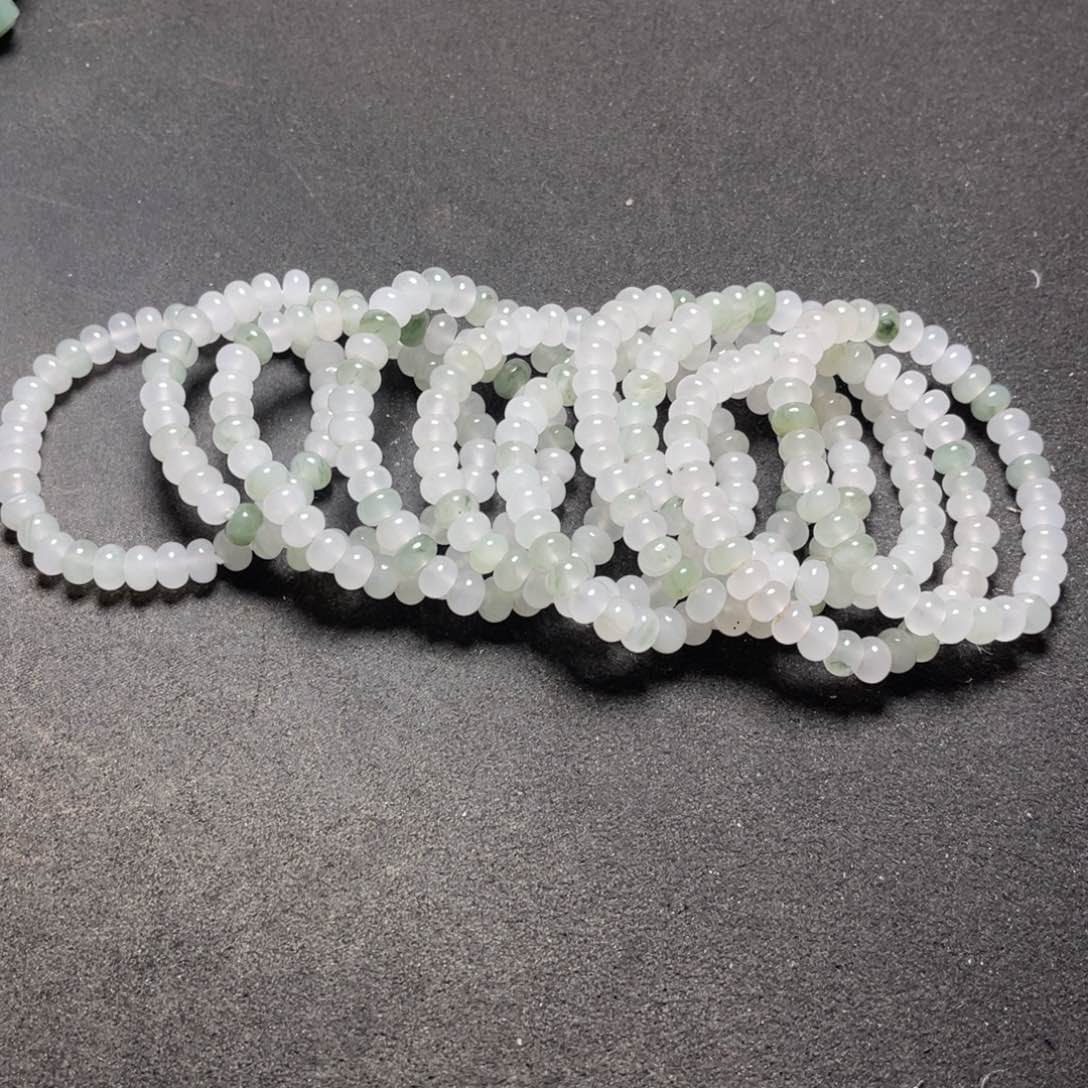 颈饰未镶嵌石英质玉中****傅