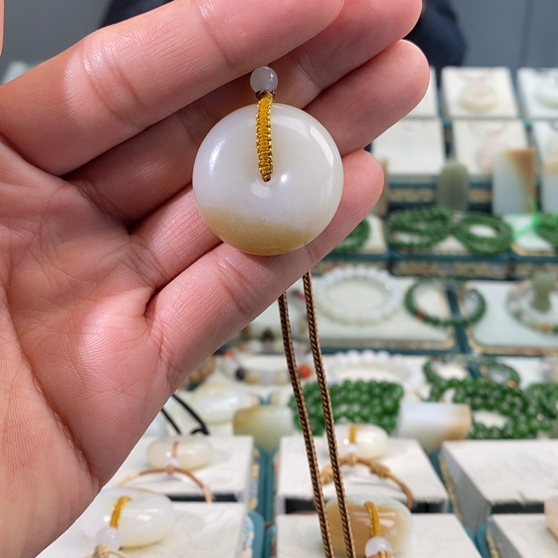 勇***界和田玉未镶嵌颈饰