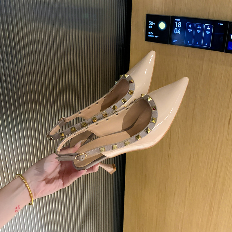 凉鞋女款2025新款爆款尖头裸色女夏外穿气质铆钉高跟百搭小众鞋子