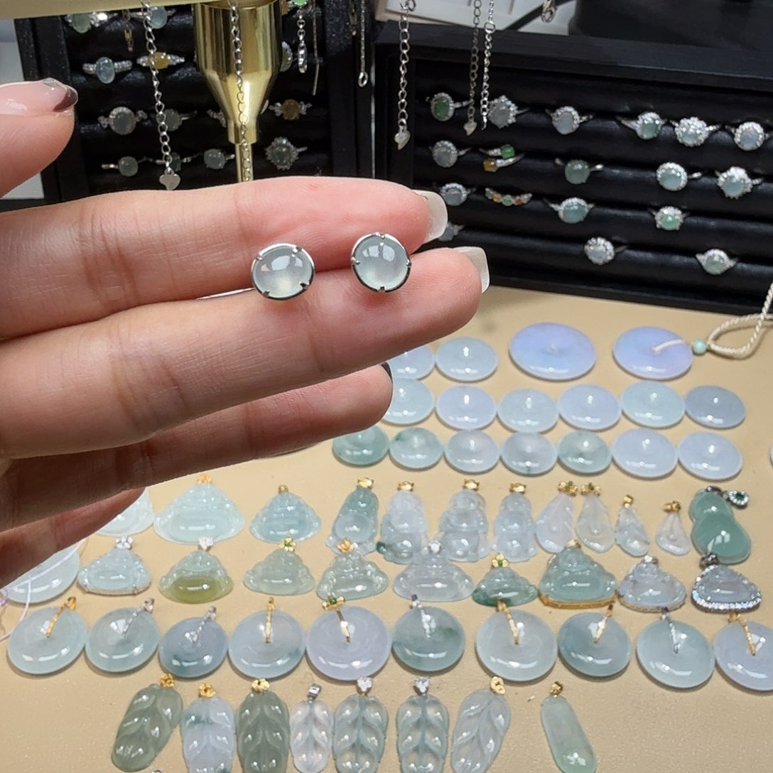 是***呀翡翠18K金镶嵌颈饰